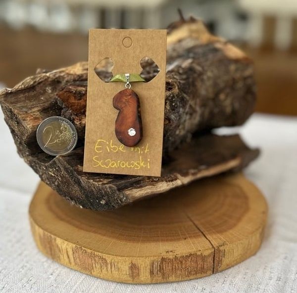 Individueller Holzschmuck aus Eibe mit Swarovski